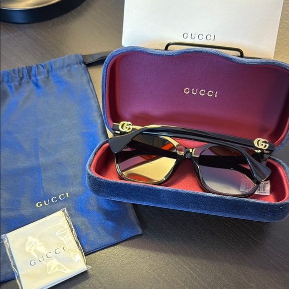 Gucci Black Luxury Sunglasses with Case, Pouch, Cloth and Pamphlets. Auth - Picture 3 of 16